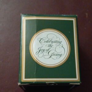 Vintage 1984 AVON CHRISTMAS PORCELAIN THIMBLE